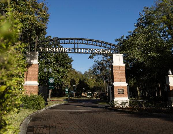 The entrance gate to 杰克逊维尔大学